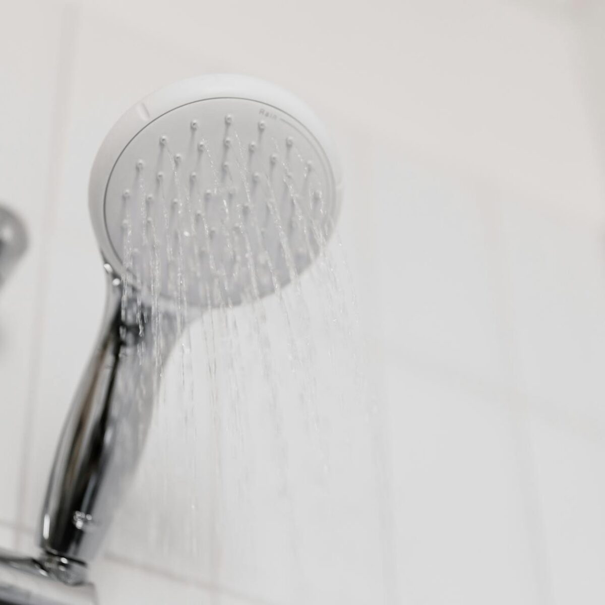 Economize Água no Banho: Guia Essencial com Dicas Simples e Baratas para um Consumo Consciente — como economizar água no banh