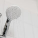 Economize Água no Banho: Guia Essencial com Dicas Simples e Baratas para um Consumo Consciente — como economizar água no banh