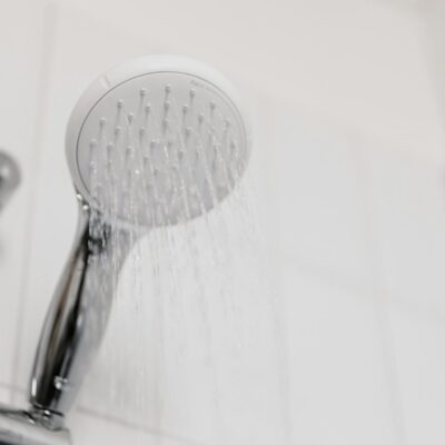 Economize Água no Banho: Guia Essencial com Dicas Simples e Baratas para um Consumo Consciente — como economizar água no banh