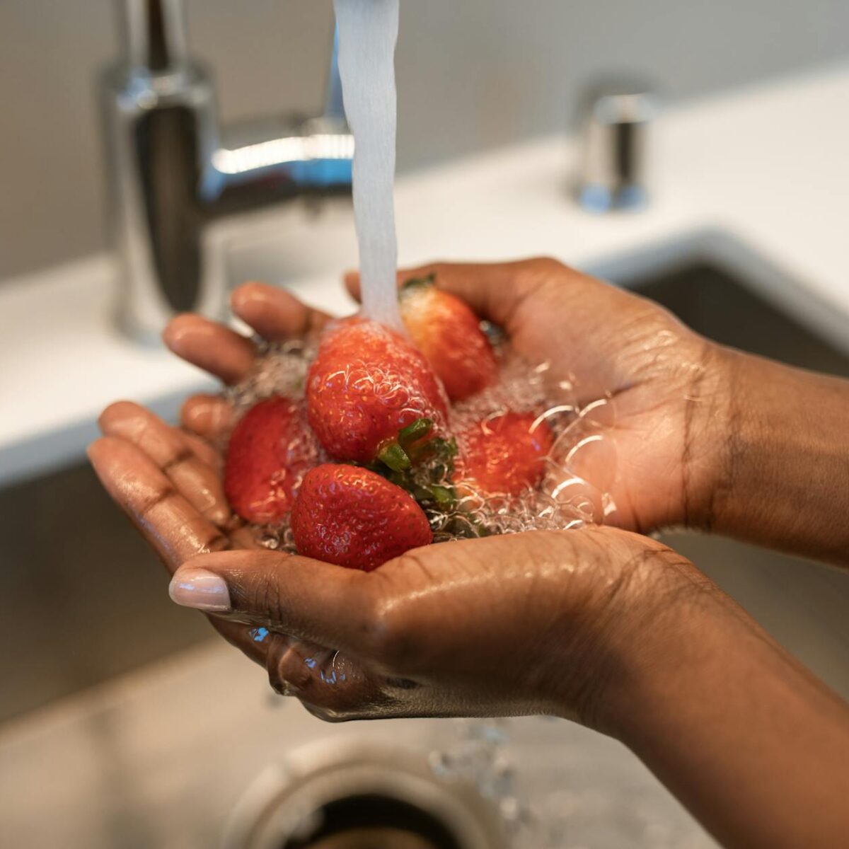 Higienização Perfeita: Como Limpar Frutas e Verduras com Hipoclorito para Sua Saúde — como higienizar frutas e verduras corre