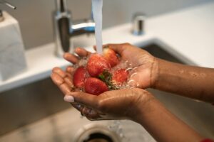 Higienização Perfeita: Como Limpar Frutas e Verduras com Hipoclorito para Sua Saúde — como higienizar frutas e verduras corre