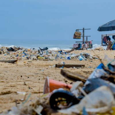 Fast Fashion: A Devastadora Pegada Ambiental na Água e Terra — impactos do fast fashion no meio ambiente e rios globais | Jor