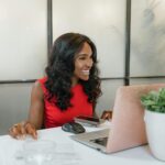 Para microcrédito para empreendedores iniciantes, o acesso geralmente se dá através de instituições financeiras especializada