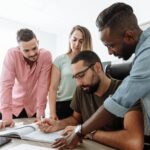 Profissões Imunes à IA: Onde o Toque Humano é Insustituível no Mercado de Trabalho — profissões que não serão substituídas po