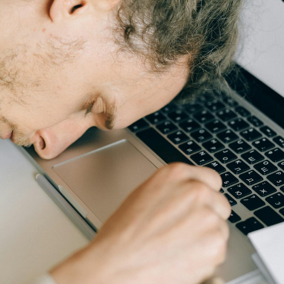 Burnout no Trabalho: Os Sinais Críticos que Você Não Pode Ignorar e Como Agir — sinais de que você está sofrendo de burnout n