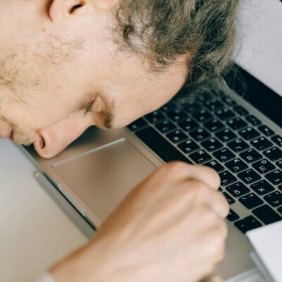Burnout no Trabalho: Os Sinais Críticos que Você Não Pode Ignorar e Como Agir — sinais de que você está sofrendo de burnout n