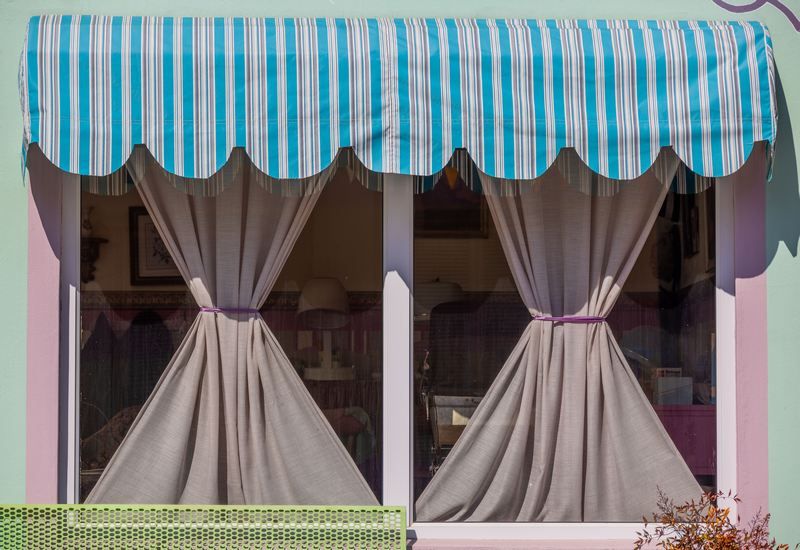 Como cuidar de cortinas com cheiro de guardado